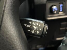 【レーダークルーズコントロール】高速道路での長距離走行が楽に！！自動で速度を保つクルーズコントロールが、衝突軽減システムと連携し、前方の車両を感知して車間を保つように速度調節してくれます！！