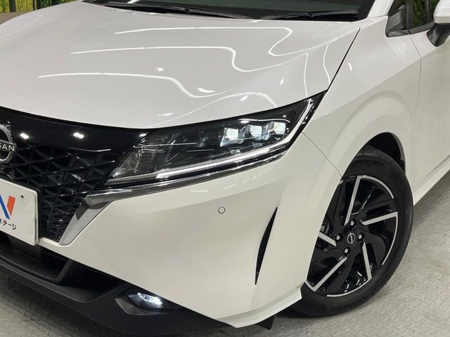 【LEDヘッドライト】悪天候や夜間走行時も良好な視界を確保し安心して運転できる高輝度LEDヘッドライトを装備！点灯速度が早く、消費電力も抑えられています。