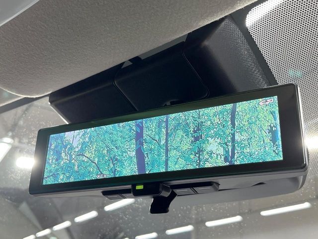【インテリジェントルームミラー】後席の大きな荷物や同乗者で後方が確認しづらい時でも安心！カメラが撮影した車両後方の映像をルームミラー内に表示。クリアな視界で状況の確認が可能です！