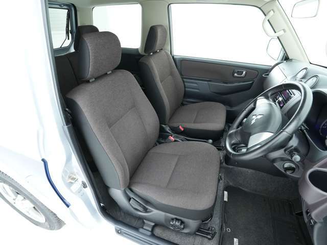 運転席☆足元も広々としており、ゆったりとくつろぎながら運転することが出来ますので、長時間のドライブも快適にこなすことが出来ます♪