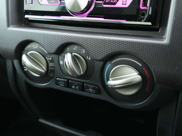 エアコンはダイヤル式です♪風向き、風量、温度をダイヤルで調整出来ますので、運転に集中しながらでも扱いやすくなっております！
