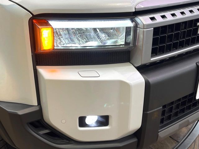 【LEDヘッドライト】悪天候や夜間走行時も良好な視界を確保し安心して運転できる高輝度LEDヘッドライトを装備！点灯速度が早く、消費電力も抑えられています。
