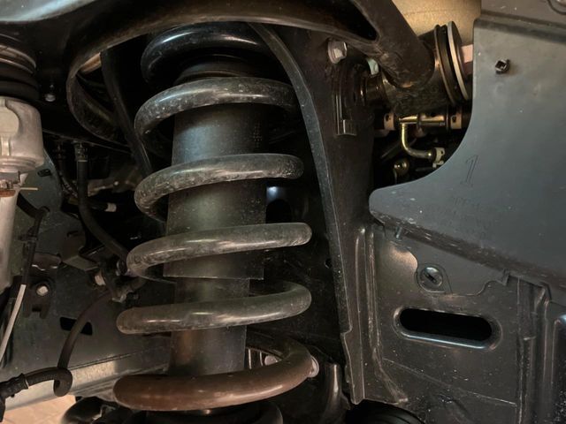 お車を安心してお乗りいただく為には、足回りの定期点検が欠かせません。サービスサポート（有償保証）では無料点検もご提供しており、安心のカーライフをお過ごしいただけるサポート体制が整っています。