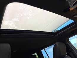 【サンルーフ】開放感たっぷりの希少装備、サンルーフが装着されています！車内に明かりを取り入れたり景色を楽しむ以外にも、車内の空気も簡単に換気できて快適です！