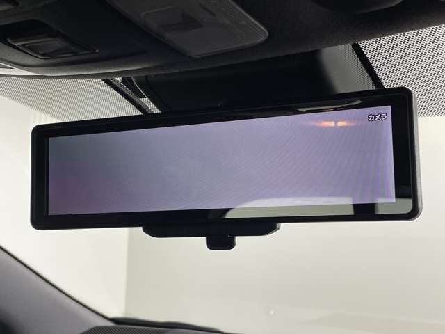 【デジタルルームミラー】車両後方カメラの映像をルームミラーに映すことが出来ます。 そのため、後席に人や荷物があって後方が見えづらい場合でもしっかり視界を確保することが出来ます。