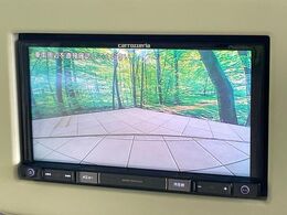 【バックカメラ】駐車時に後方がリアルタイム映像で確認できます。大型商業施設や立体駐車場での駐車時や、夜間のバック時に大活躍！運転スキルに関わらず、今や必須となった装備のひとつです！