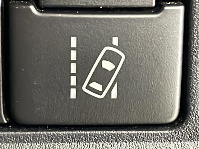 【レーンディパーチャーアラート（LDA）】クルマが車線または走路から逸脱する可能性がある場合に、ブザーまたはハンドルの振動により注意をうながします。機能には限界があるためご注意ください。