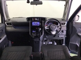 パーキングブレーキはフット式なので運転席と助手席の間はすっきり、移動も楽々です。さっと手が届く位置にATセレクトレバーやエアコンスイッチなどがあり操作性に優れています