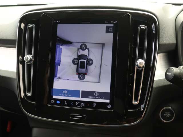 リアカメラによる後方の確認だけでなく、真上から見下ろすバードアイ映像を映し出す360度ビューカメラで、自車周辺の詳細な状況を確認できます。見通しが悪く狭い場所で車を取り回す際には心強い味方となります。