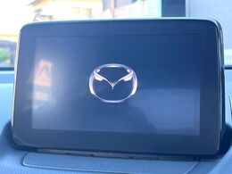 【8インチマツダコネクト】車内の雰囲気にマッチした大型のディスプレイ。スマホ接続でのナビ使用やBluetooth再生等、様々な機能が楽しめます。直感的なダイヤル操作が可能で、使い勝手も良好です。