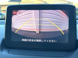 【バックカメラ】駐車時に後方がリアルタイム映像で確認できます。大型商業施設や立体駐車場での駐車時や、夜間のバック時に大活躍！運転スキルに関わらず、今や必須となった装備のひとつです！