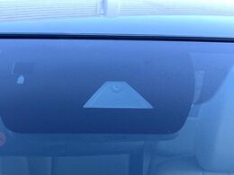 【i-ACTIVESENSE】走行中に前方の車両等を認識し、衝突しそうな時は警報とブレーキで衝突回避と被害軽減をアシスト。より安全にドライブをお楽しみいただけます。