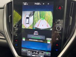 【マルチテレインモニター】車のフロントやサイドのカメラ画像を同時にモニター表示することで、悪路や狭い道を走行時でも周囲の状況確認ができ安心！本格SUVにうれしい装備です♪