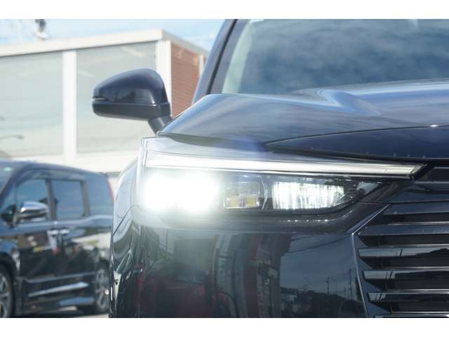 LEDヘッドライト！先行車や対向車を検知し、ハイ/ロービームを自動で切り替え。