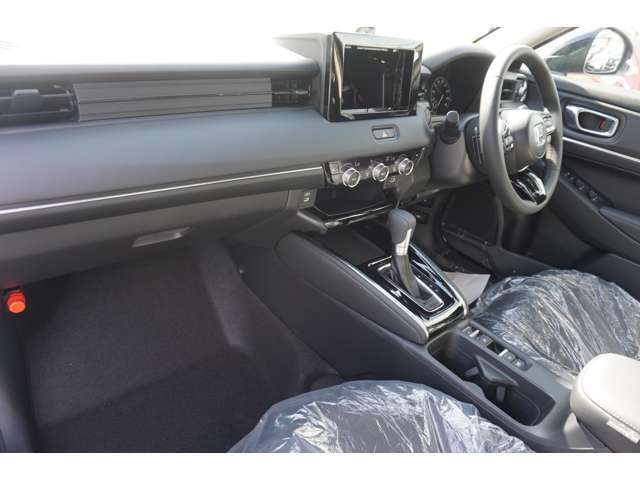 長いものや大きいものだけでなく、背の高いものも得意です。後席の座面を跳ね上げればセンタータンクレイアウトによって実現した床の低さを活かした収納空間が生まれます。