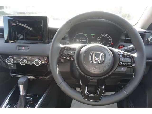 爽快な視界と水平基調のデザインで、乗る人全員の快適な居心地を追求したキャビン。乗り込んだ時に感じる質感の高さと心地よさ、そしてすべての席で感じる広々とした空間が乗る人の気分を高めてくれます。