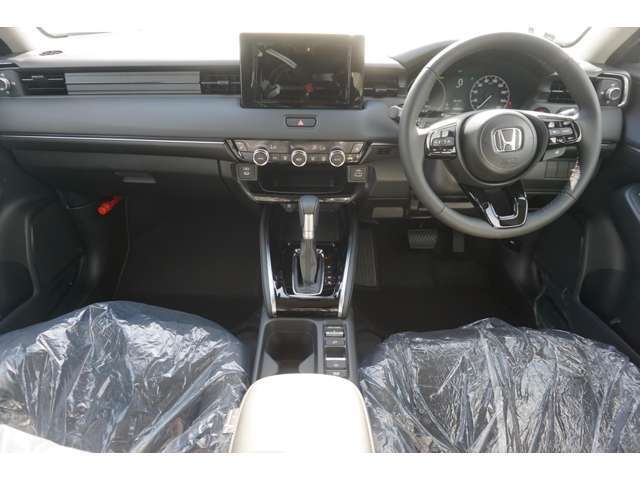 そよ風アウトレット！フロント左右に配置された「そよ風アウトレット」は、乗員を包み込むような風の膜を作り出します。体に直接当たることなく穏やかにほほを撫でる風は、外気の熱や寒さを軽減する役割も果たします