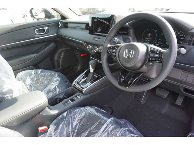 爽快な視界と水平基調のデザインで、乗る人全員の快適な居心地を追求したキャビン。乗り込んだ時に感じる質感の高さと心地よさ、そしてすべての席で感じる広々とした空間が乗る人の気分を高めてくれます。