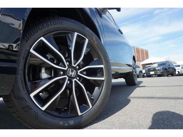 純正アルミ！タイヤの溝もまだあります！当社マッハ車検工場ならタイヤ交換もお安く致します！