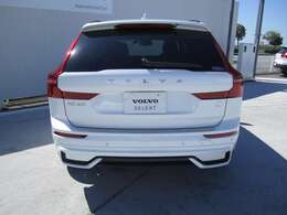 後方左右の視界が遮られて見通しが悪い駐車スペースから後進して出る際、リアバンパー左右に内蔵されたミリ波レーダーが、接近する車両や歩行者を検知します。