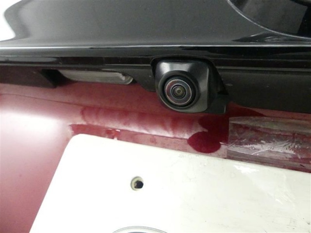 バックカメラが付いているので後方確認が非常にしやすいです。今や運転初心者も熟練者も必須装備！ついていて損はないですね♪