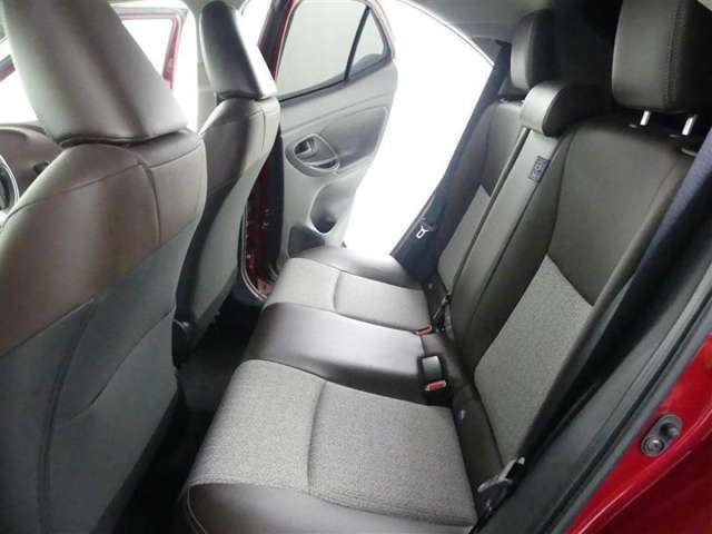 ゆとりある車内空間は、ドライブを始め買い物やレジャーなど、幅広く活躍します。一人でもみんなとでもお出かけを楽しみましょう！