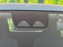 【スマートアシスト】走行中に前方の車両等を認識し、衝突しそうな時は警報とブレーキで衝突回避と被害軽減をアシスト。より安全にドライブをお楽しみいただけます。