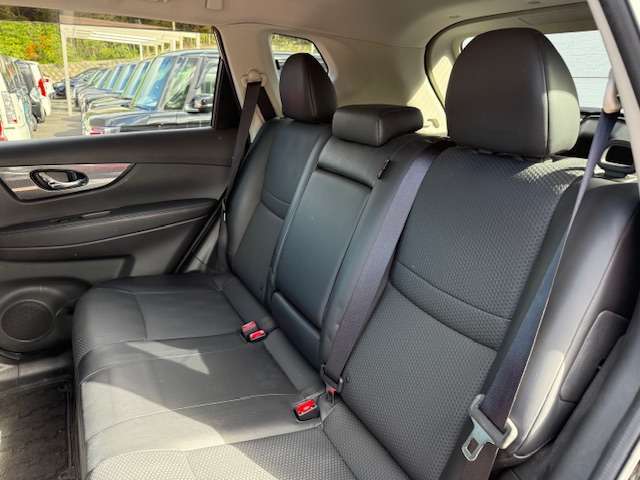 【車内清掃】お客様に気持ちよく見て頂けるよう展示車両は常に綺麗に仕上げております！