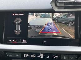 ●リアビューカメラ『入車経路を算出し、ガイドラインと補助線をディスプレイに表示します。同時にバンパーに内蔵のセンサーが障害物を感知し音で注意を促します。後方の死角も安心していただけます。』