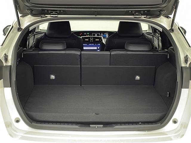 【トランク】積み込みやすくて、たっぷり積める荷室です。シートアレンジできるものは、乗車人数と荷物の量や大きさによってシートを動かすことができるので、より快適なドライブが可能です！