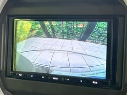 【バックカメラ】駐車時に後方がリアルタイム映像で確認できます。大型商業施設や立体駐車場での駐車時や、夜間のバック時に大活躍！運転スキルに関わらず、今や必須となった装備のひとつです！