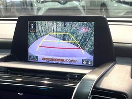 【バックカメラ】駐車時に後方がリアルタイム映像で確認できます。大型商業施設や立体駐車場での駐車時や、夜間のバック時に大活躍！運転スキルに関わらず、今や必須となった装備のひとつです！