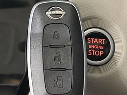 【インテリジェントキー】カバンやポケットに入れたままでもドアの施錠・解錠が可能なスマートキーを装備。エンジンのオン・オフ時もカギを取り出す必要が無いからとっても便利です♪