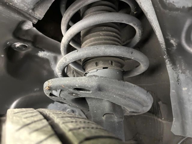 お車を安心してお乗りいただく為には、足回りの定期点検が欠かせません。サービスサポート（有償保証）では無料点検もご提供しており、安心のカーライフをお過ごしいただけるサポート体制が整っています。