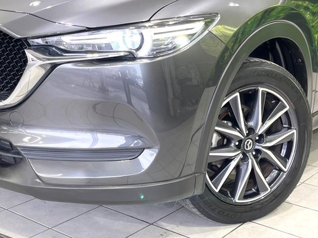 【LEDヘッドライト】悪天候や夜間走行時も良好な視界を確保し安心して運転できる高輝度LEDヘッドライトを装備！点灯速度が早く、消費電力も抑えられています。