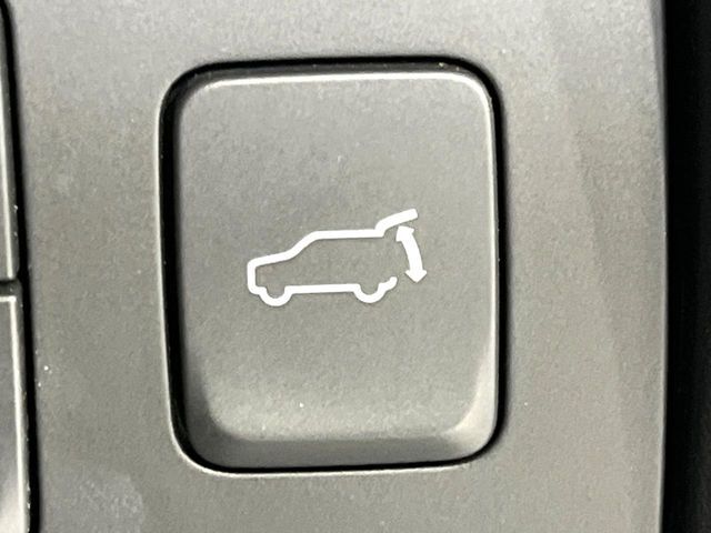 【パワーバックドア】スマートキーや運転席のボタンを押すだけでリアゲートが自動で開閉します！荷物を持っている時や、高い位置にあるバックドアを閉める際に便利な機能です♪