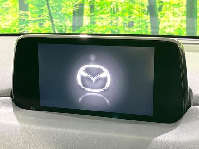 【マツダコネクトナビ】車内の雰囲気にマッチした一体型タイプのナビ。各種車輌設定やBluetooth再生等、様々な機能が楽しめます。直感的なダイヤル操作が可能で、使い勝手も良好です。
