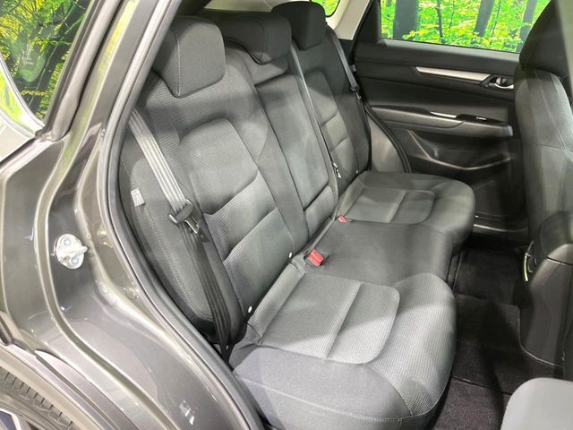 後部座席も気になるようなキズ・汚れやへたり等、大きなダメージはなく、良好な状態です。