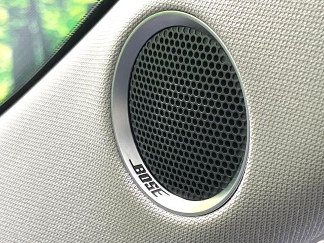 【BOSEサウンドシステム】メーカーオプションの高品位サウンドシステムを搭載。専用のチューニングが施された大小様々なスピーカーから良質なサウンドが奏でられ、臨場感あふれる音響空間を演出します。