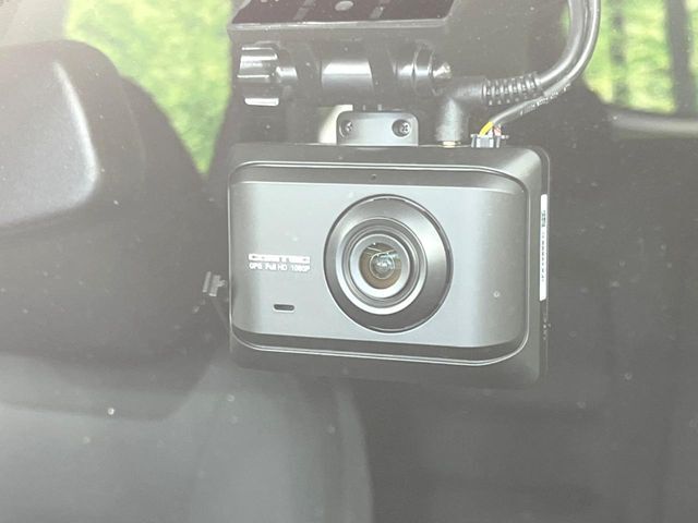 【ドライブレコーダー】安心・安全なカーライフに必須のドライブレコーダーを装備！走行中はもちろん、あおり運転や事故に遭遇した際の状況も映像で記録し、万一のリスクに備えます。