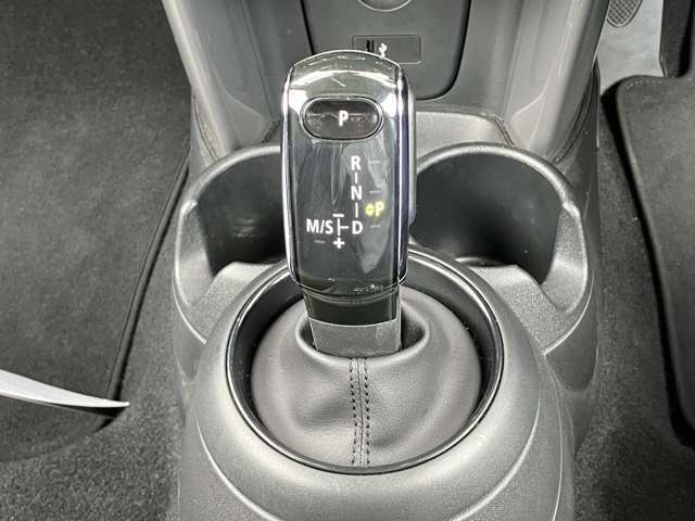 オリジナルサービスもついたMINI自動車保険も取り扱っております。MINI自動車保険にご加入いただくと、万一のトラブルを24時間365日サポートするエマージェンシー・サービスの〈プレミアム〉をご利用いただけます。