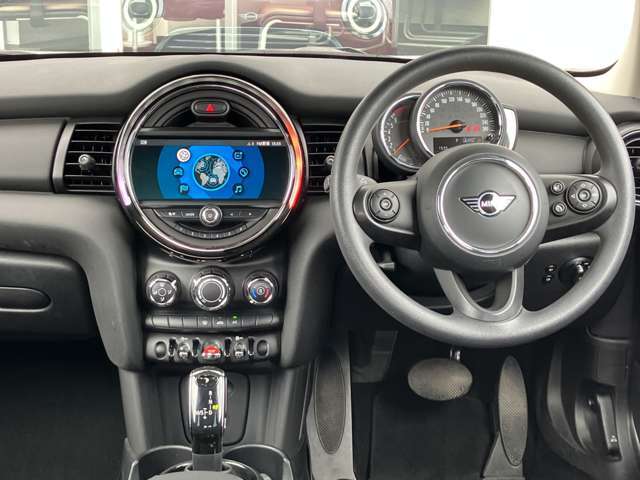 あらかじめ車両本体価格の一部を、据置価格として最終回のお支払い分に設定。月々のお支払いをお手ごろに設定いただけるバリューローンプログラムがご利用いただけます。支払回数は24・36・48・60回から選べます。