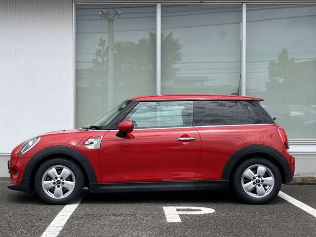 MINI NEXT2年間走行距離無制限保証、安心もMINIクオリティ。MINIを熟知したメカニックによる100項目の納車前点検。交換基準に達した部品があれば、MINI純正部品だけを使用し整備した後にお引渡しします。