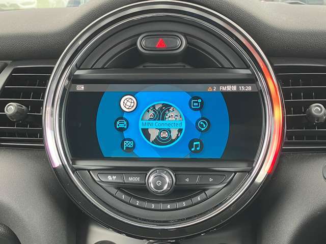 MINI NEXT2年間走行距離無制限保証、安心もMINIクオリティ。MINIを熟知したメカニックによる100項目の納車前点検。交換基準に達した部品があれば、MINI純正部品だけを使用し整備した後にお引渡しします。
