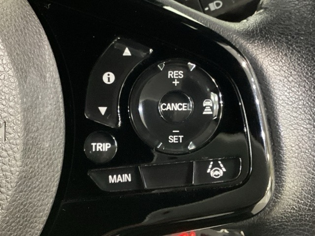 ハンドルにHondaセンシング系のクルーズコントロールやレーンキープアシストなどのスイッチが装備されています。ハンドルから手を離さず安全に操作できます。