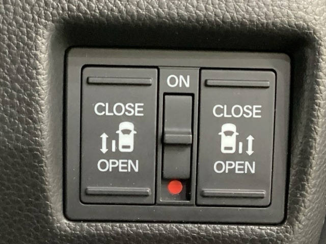 リアドアは乗り降りに便利な両側電動スライドドアです。また運転席に座っていながらスイッチ操作で自在にスライドドアを開け閉めできます。