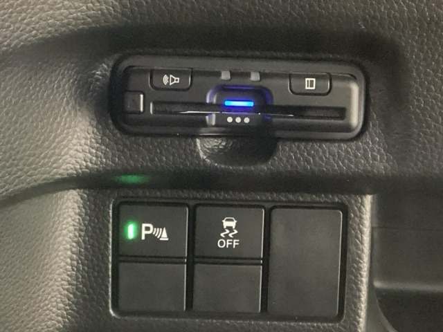 ハンドルの左下にETCがついています。その下にHondaセンシング用のVSA解除のメインスイッチなどを装備しています。高速道路の料金所の通過も楽々です。カードの取り出しもしやすい場所についています。