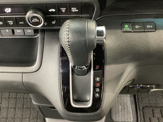 CVT車のセレクトレバーです。低速から高速まで、変速ショックのないスムーズな走りを実現するとともに、エンジン効率のよい領域を維持することで燃費にも貢献します。