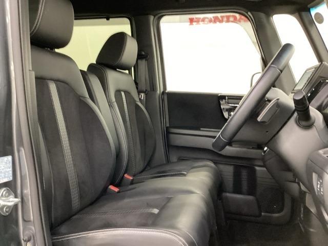 広い足元に肘掛けもついたゆったり座れるシートです。運転席と助手席の足元が空いているため、助手席側への移動がスムーズです。交通量の多い道でも、助手席側から乗り降りができます。
