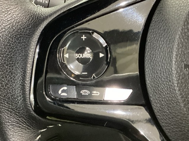 ステアリングスイッチがついていますので、オーディオのチャンネル変更、ボリューム、ジャンル変更が操作可能です。ハンドルから手を離さず安全に操作できます。